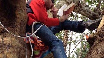 Sgombero ex caserma, occupanti salgono sugli alberi - Foto -