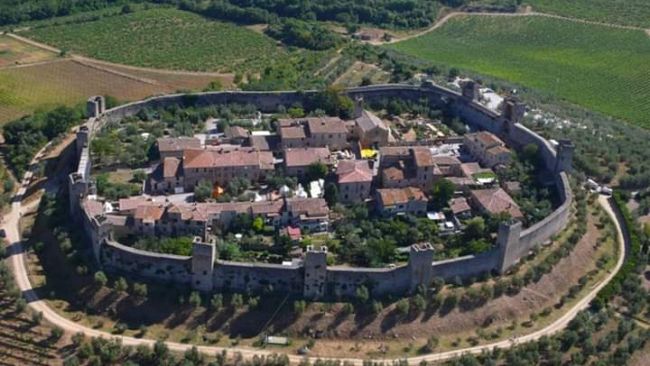 Touring Club Italiano: alla Toscana 23 Bandiere Arancioni