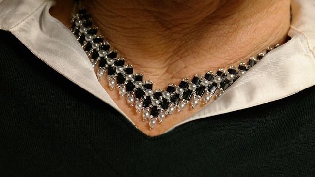 Occhio allo strappo, il furto della collana in strada