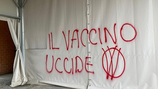 Prato: scritte no vax al Centro Pegaso 
