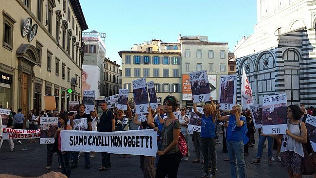 Firenze: manifestazione contro l’utilizzo dei cavalli per le carrozzelle