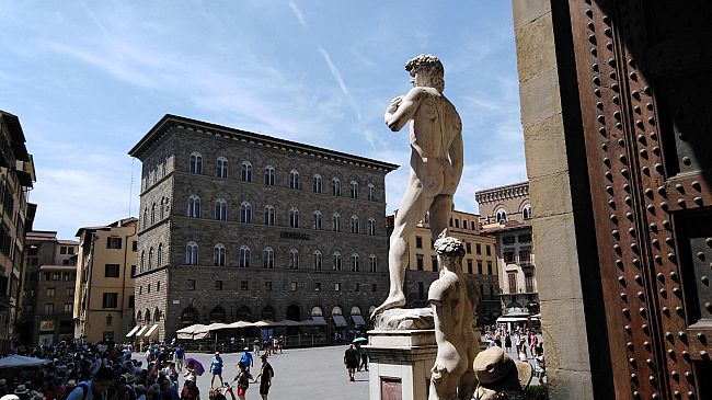 Consiglio comunale di Firenze in piazza della Signoria