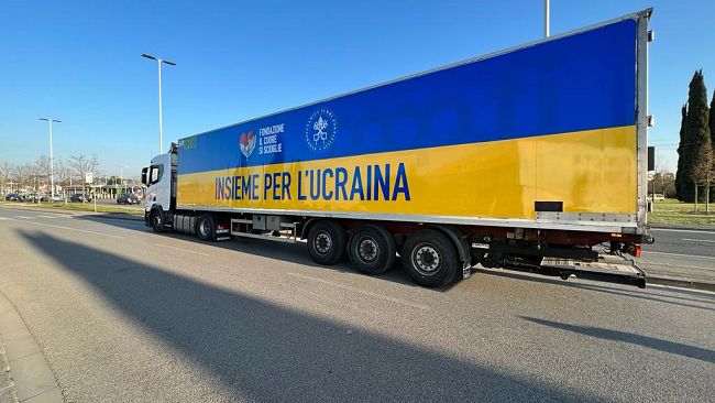 Tir carico di medicine, vestiti e cibo per gli sfollati dall’Ucraina