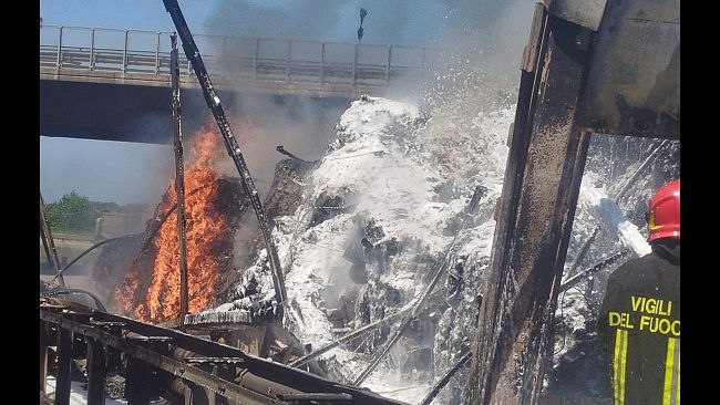 Superstrada Fipili: veicolo in fiamme, tratto chiuso