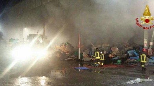 Empoli: incendio all'interno di uno stabilimento industriale