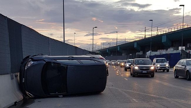 Incidente a Firenze nord: auto si ribalta