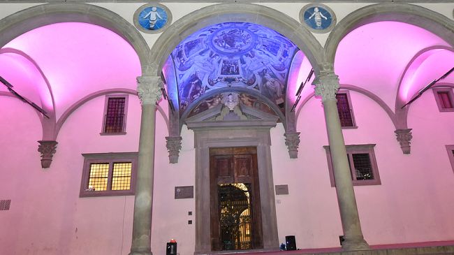 Istituto degli Innocenti: un gioco di luci colorate illumina il loggiato