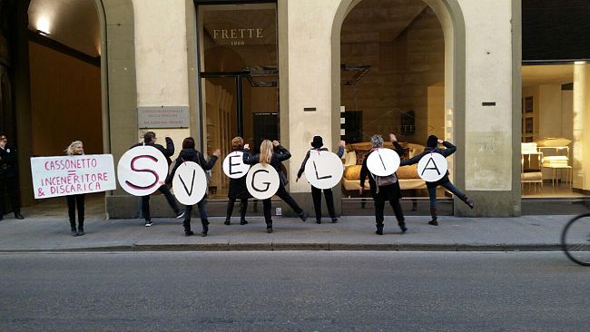 Rifiuti in Toscana, tra inceneritori e raccolta differenziata: flash mob a Firenze