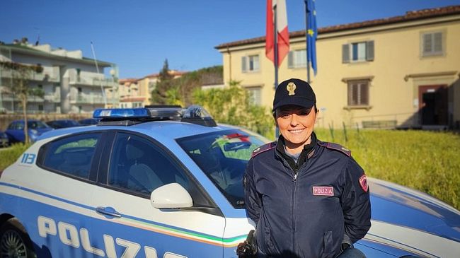 Poliziotta fuori servizio salva la vita a un uomo colpito da malore