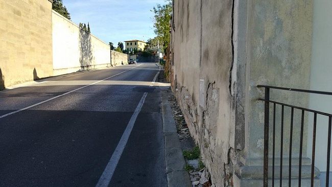 Trespiano, ogni giorno si rischia la vita: una prece per il marciapiede