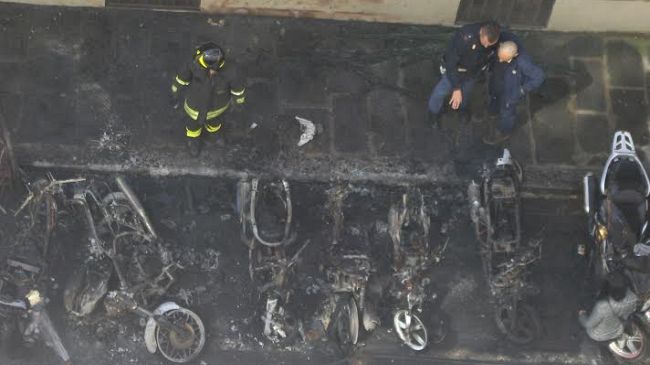 Motorini dati alle fiamme in via Crispi allo Statuto