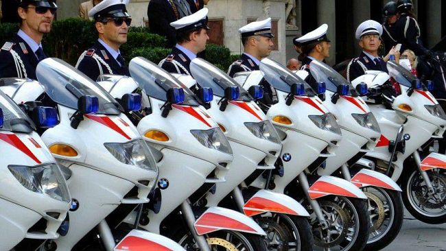 Vigili in moto sorprendono e multano guidatori al cellulare