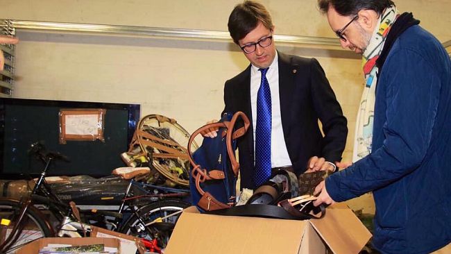 Abusivismo, dalle borse alla bigiotteria: nel deposito fiorentino del commercio illegale