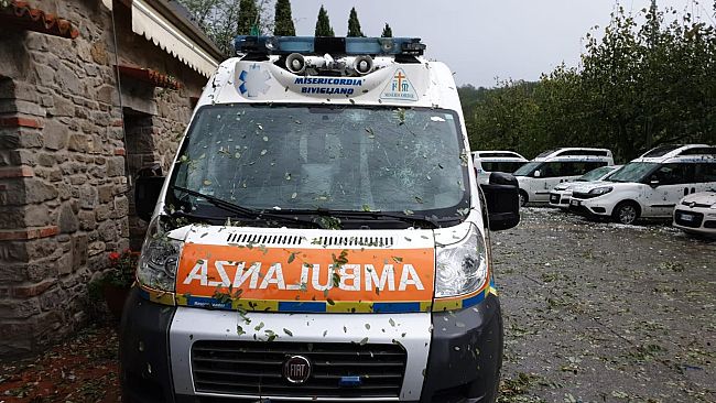 Nubifragio a Bivigliano, devastati sede e mezzi della Misericordia