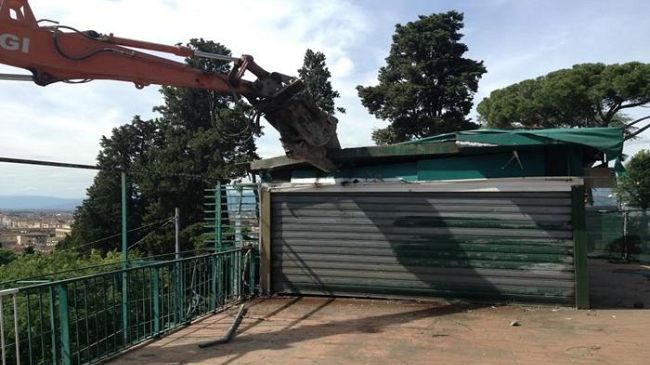 ​Demolito ex Galaxy al piazzale Michelangelo