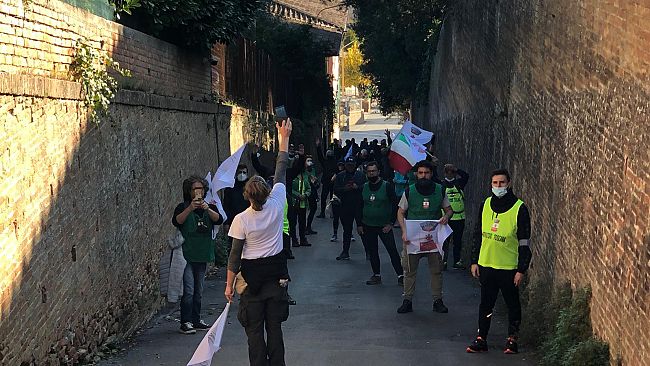 Marcia dei ristoratori: grande applauso all'arrivo a Siena