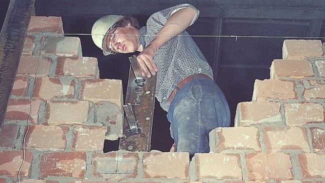 Abbatte un muro portante senza avvisare i condomini