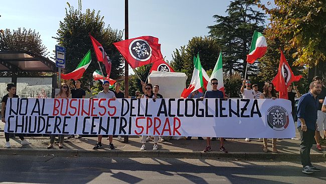 Campi Bisenzio: gli slogan di CasaPound davanti allo Spar