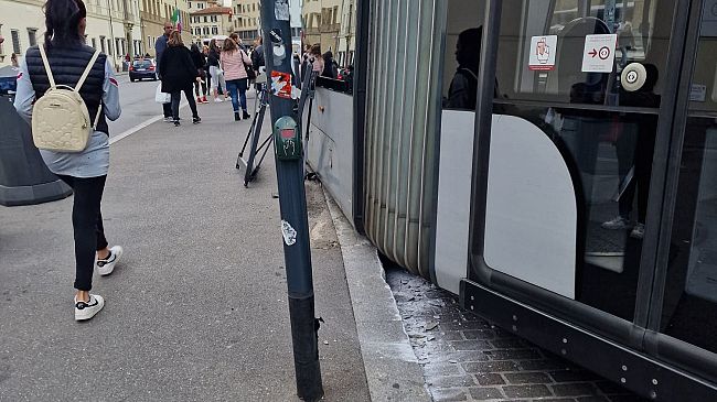 Tram deragliato alla Stazione: caos e reazioni politiche