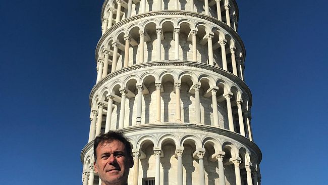 Medici americani incidono il loro nome sulla Torre di Pisa