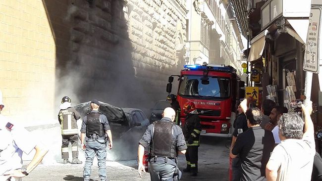 Esplosione nel centro di Firenze: auto in fiamme sotto Palazzo Medici Riccardi