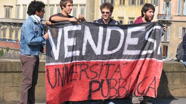 Blitz degli studenti nelle stazioni di Pisa e Siena