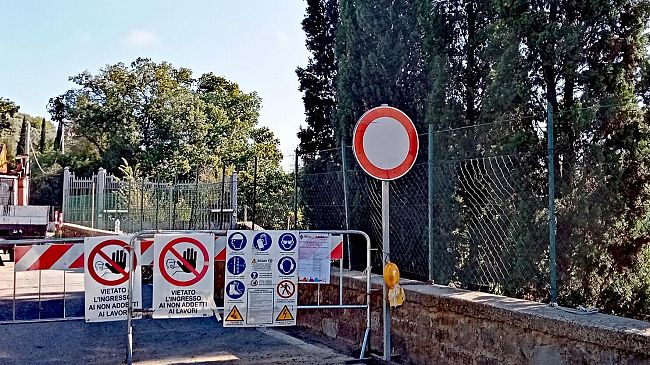 Via delle Cinque Vie riapre oggi entro le 17 a senso unico alternato