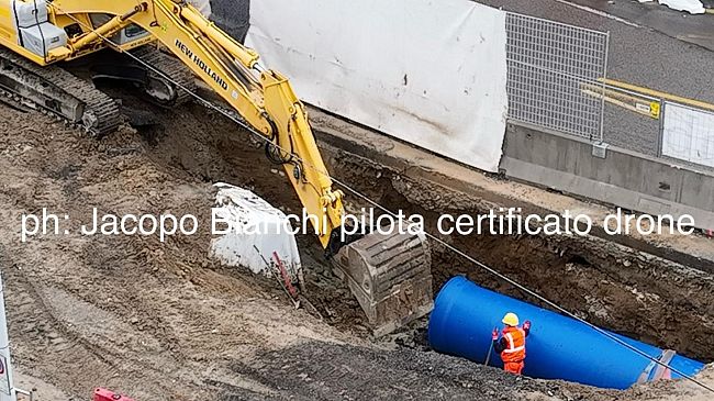 Piazza Beccaria, le foto di oggi: il tubone prende posto