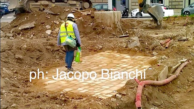 Piazza Beccaria, selciato coperto poi riportato alla luce