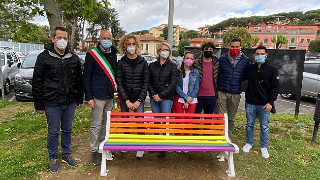 Giorno contro omofobia: bandiera arcobaleno a Palazzo Strozzi Sacrati