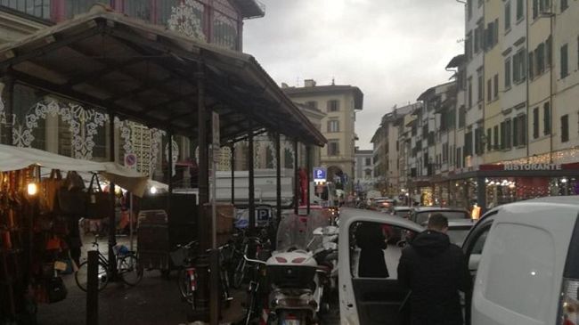 Centro storico di Firenze invaso dalle auto