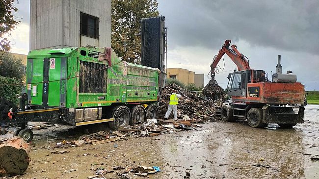 Rifiuti alluvionati, trituratore mobile in funzione a Campi e Quarrata