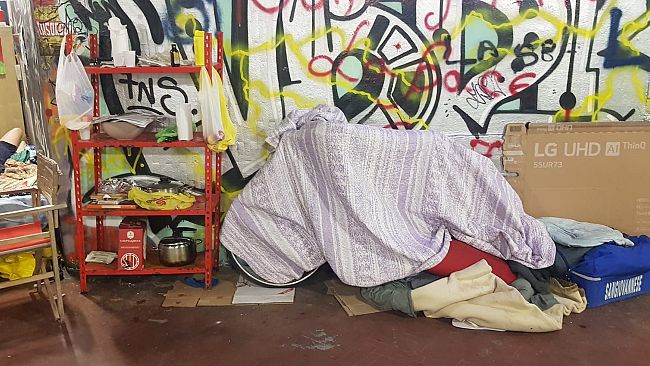 Sottopasso delle Cure nuovamente occupato dai senzatetto