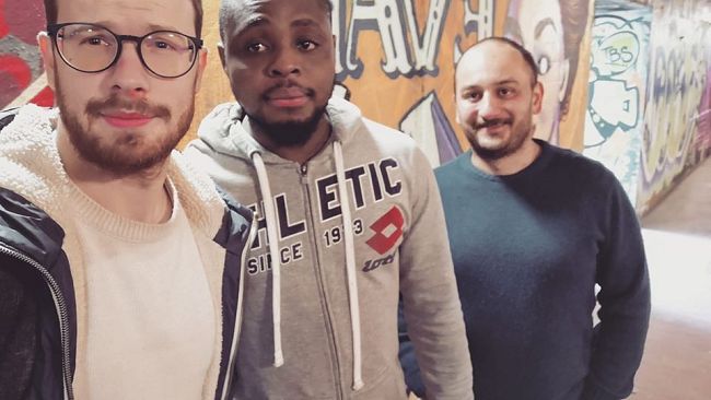 Cure: vile aggressione di due incappucciati a un venditore ambulante nel sottopasso