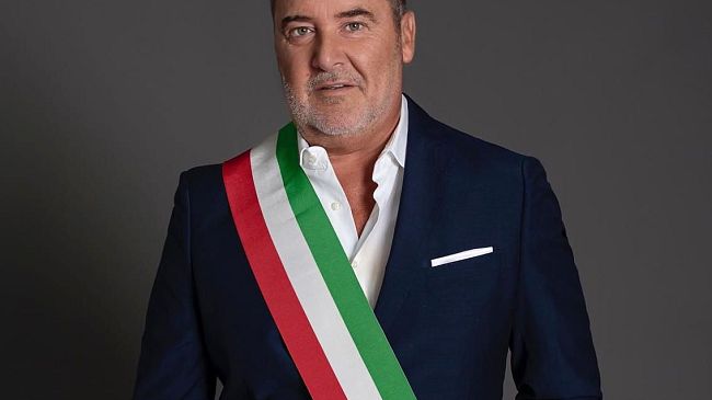 Plures: ricavi su, utili giù