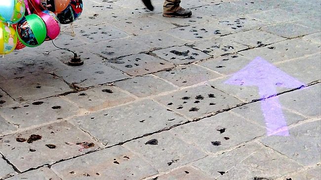 Sensi unici pedonali, le frecce viola invadono il centro