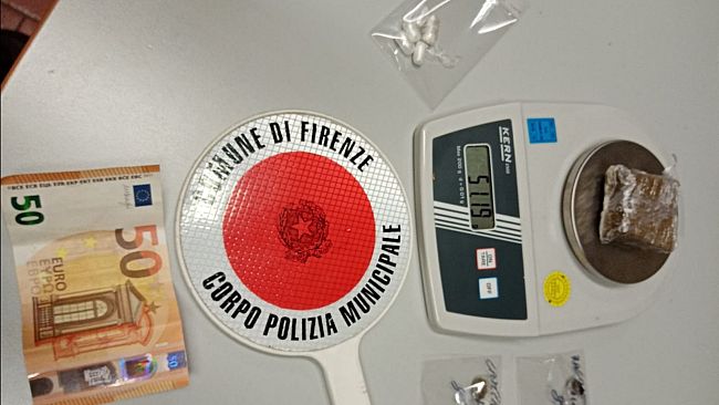 Spacciatore cede gratis hashish a due ragazzine