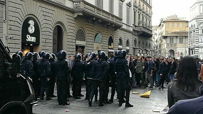 studenti-in-piazza-a-firenze