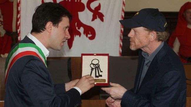 Il sindaco consegna le chiavi della città a Ron Howard