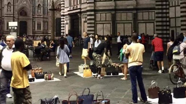 Abusivi a Firenze: controlli notturni dopo la foto denuncia