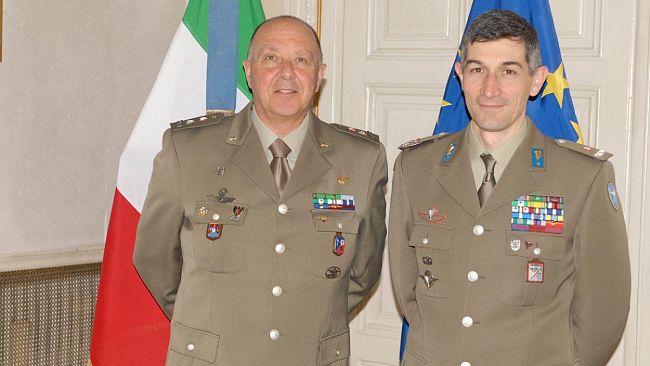 Il Generale Adami riceve la visita del Comandante della Folgore
