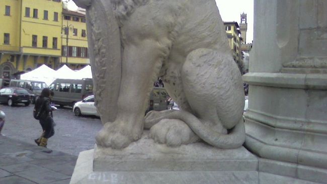 Piazza Santa Croce, chiede l'elemosina, con le monete raschia la statua di Dante