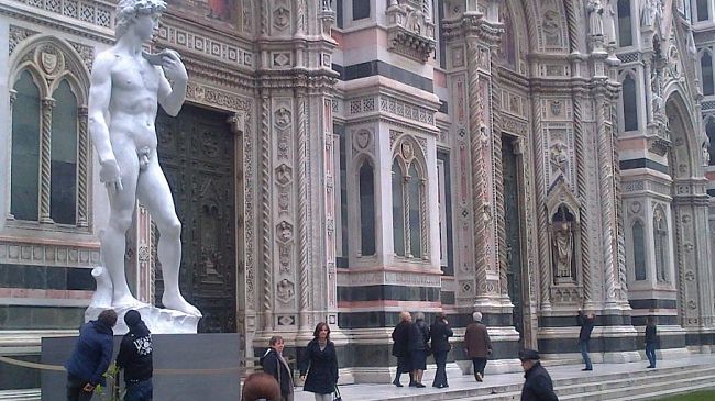 Le immagini del David di Michelangelo in piazza Duomo
