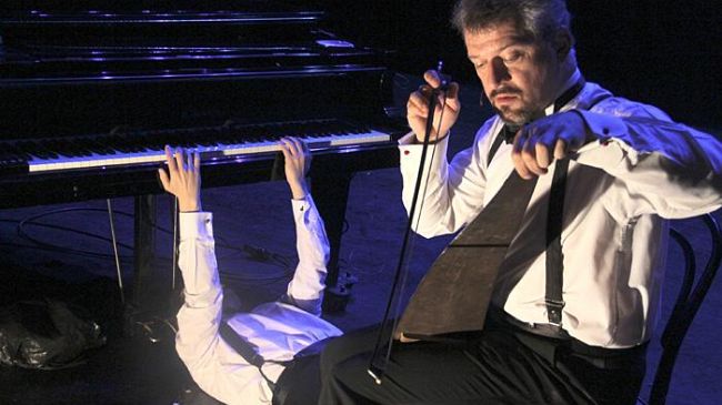 Un duello musicale, tra poesia e comicità