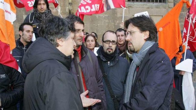 Ambulanti fischiano e gridano contro Nardella per l'aumento della Cosap