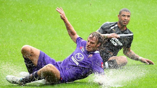 A St. James Park vince la pioggia inglese, viola under construction