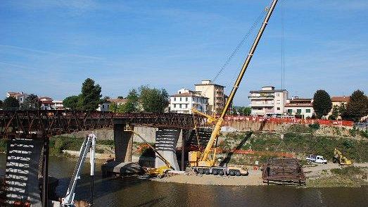 Ultimata la grande trave del nuovo ponte di Empoli