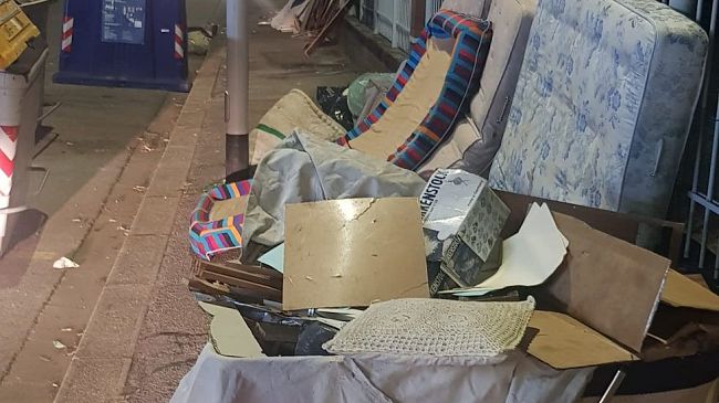 Villa Favard, una discarica ai cancelli: che degrado