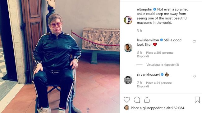 elton-john-turista-agli-uffizi
