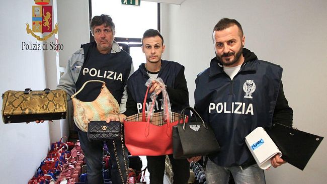 In un garage di Novoli trovati 500.000 euro di beni rubati
